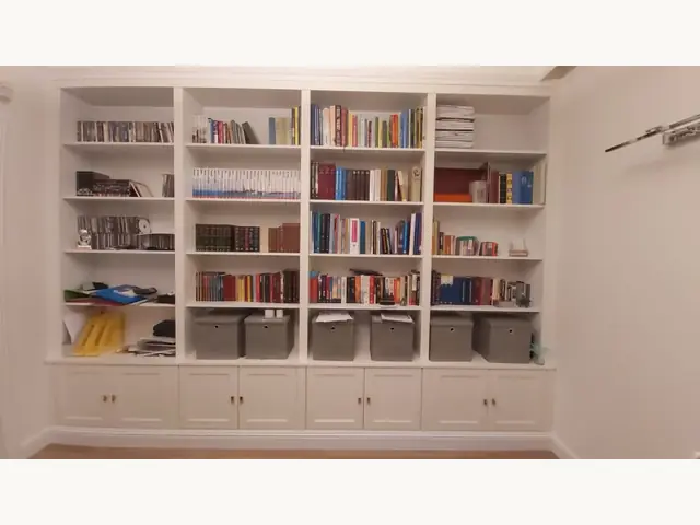 Biała biblioteczka domowa na wymiar
