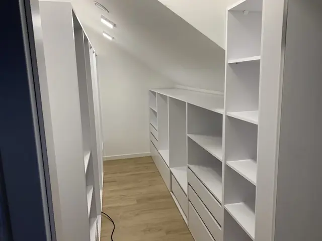 Garderoba na poddaszu pod skosami