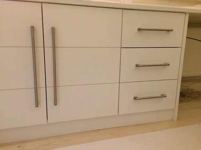 Biała szafka pod biurko z szufladami