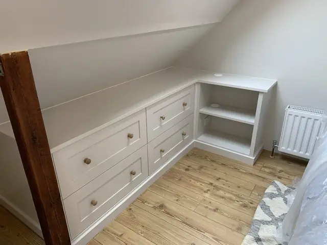 Komoda pod skosem z szufladami shaker