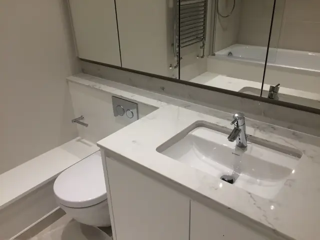 Marmurowy blat łazienkowy z zabudową
