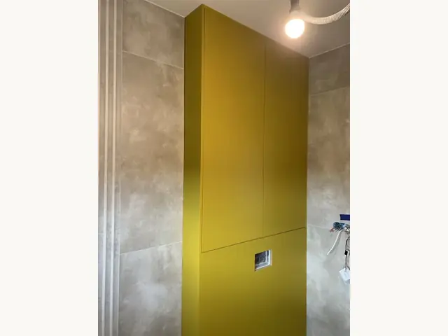 Musztardowa zabudowa WC z szafką