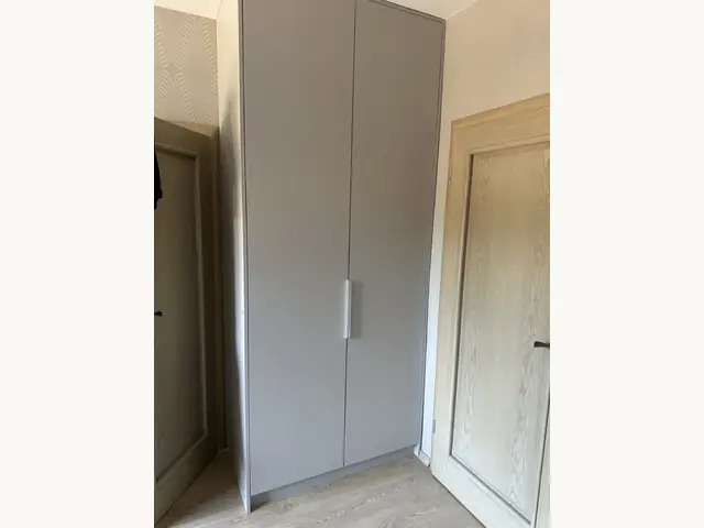 Szara szafa wnękowa do przedpokoju