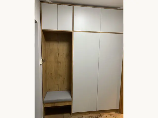 Zabudowa przedpokoju z szafą i siedziskiem